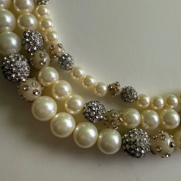 Classic triple-strand faux pearl necklace - Picture 2 of 6